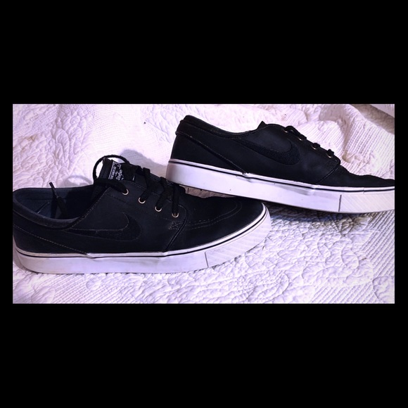 Womens NIkes - Picture 1 of 2